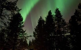 Viihtyisä mökki riekkojen mailla Hetassa